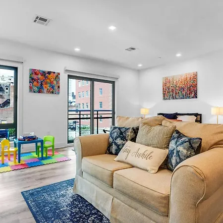 New! Vibrant Large Studio Dwntwn 18 Mins To Nyc
